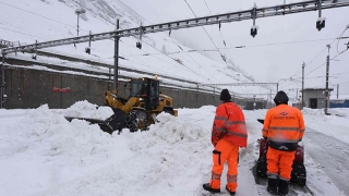 Peste 13.000 de turişti, blocaţi din cauza unor căderi masive de zăpadă