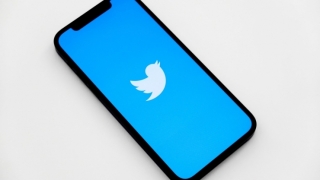 Twitter a concediat jumătate dintre cei aproape opt mii de angajați