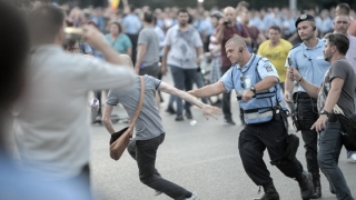 Sesizare pentru ultraj pe numele unui protestatar care a lovit jandarmi la protestul din 4 iulie