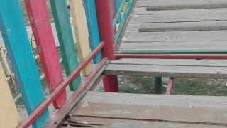 ALERTĂ! Un copil de 4 ani a căzut printre scândurile structurii unui tobogan
