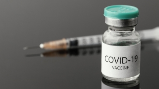 Moderna analizează varianta ca persoanele vaccinate cu serul său să primească o a treia doză în acest an