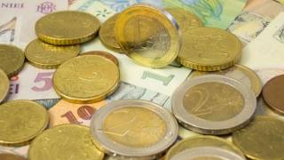 Moneda care a lovit românii cu credite în criză scade masiv