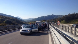Un român care scăpase dintr-un accident a murit căzând în prăpastia de lângă autostradă