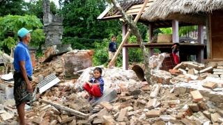 Peste 100 de morţi şi 700 de răniţi, în urma cutremurului din Indonezia