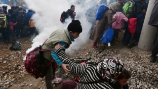 Poliția macedoneană a folosit gaze lacrimogene împotriva migranților de la Idomeni