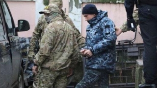 Marinarii ucraineni capturaţi de Rusia, judecaţi pentru încălcarea legii