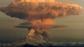 Vulcan din Alaska în erupție: coloană de cenușă de peste 6.000 de metri înălțime