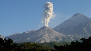 Puternică erupție a vulcanului Santiaguito din Guatemala