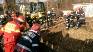 Trei muncitori au fost prinși sub un mal de pământ