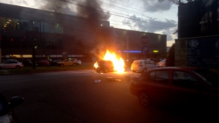 Mașină cuprinsă de flăcări în zona hotelului „Bulevard”!