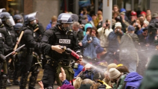 Polițiști răniți și persoane reținute, în urma unor proteste violente
