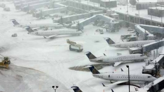 Sute de zboruri anulate în SUA. Furtună puternică de zăpadă