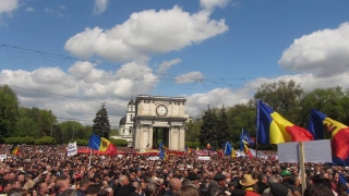 Zeci de mii de manifestanți au cerut alegeri anticipate  la Chișinău