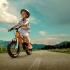 Lasă-ți copilul să descopere lumea cu ajutorul unei biciclete copii