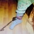 Femeie acuzată că şi-a legat nepoata cu un lanţ de piciorul patului